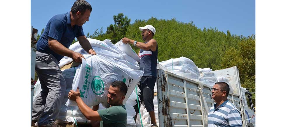 Büyükşehir Alanyalı çiftçilere 10 ton kaolin kili dağıttı