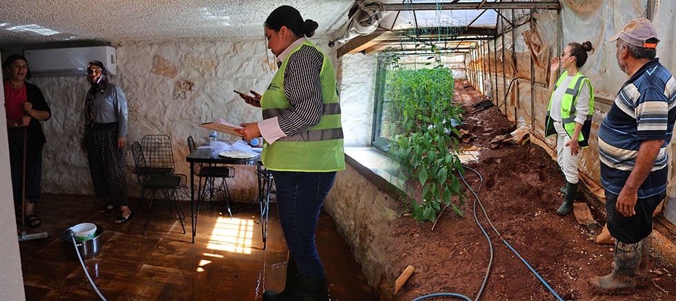 Büyükşehir Belediyesi’nden Demre’de sel mesaisi
