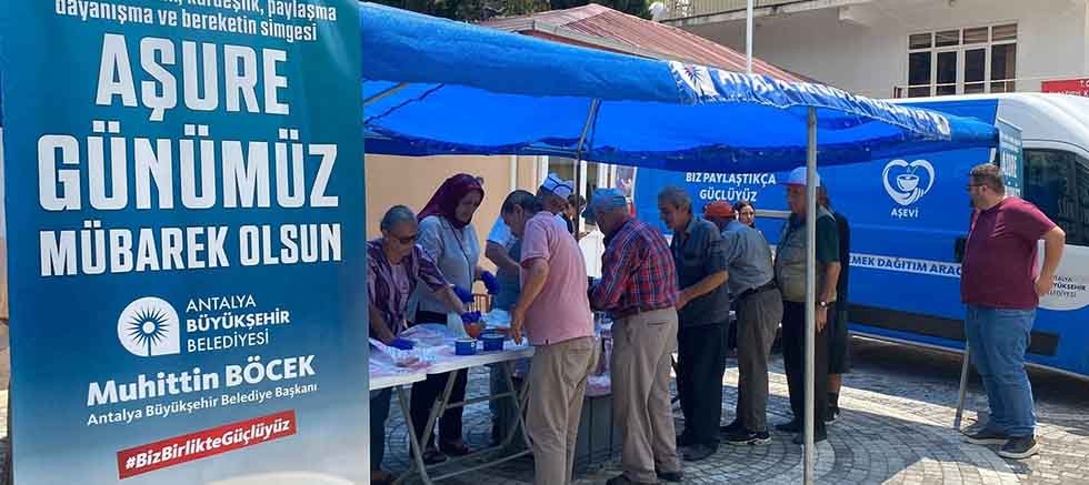 Büyükşehir Belediyesi’nin aşure ikramları sürüyor