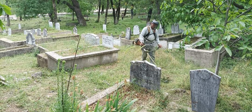 Büyükşehir Belediyesi’nin İbradı’da mezarlık temizlik ve bakımları sürüyor 