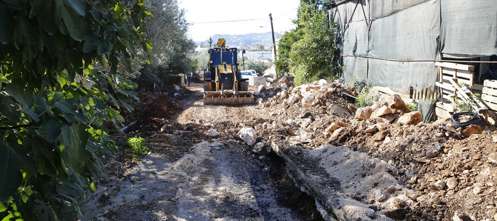 Büyükşehir Demre Kayaaltı’nın kanalizasyon sorunu çözüyor