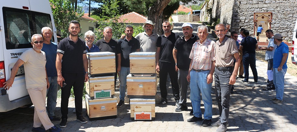 Büyükşehir’den Gündoğmuş ve İbradılı arıcılara bereket kovanı