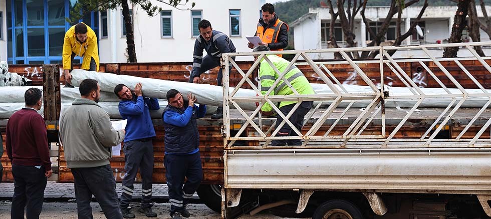 Büyükşehir’den hortum ve fırtınadan zarar gören üreticiye sera naylonu desteği