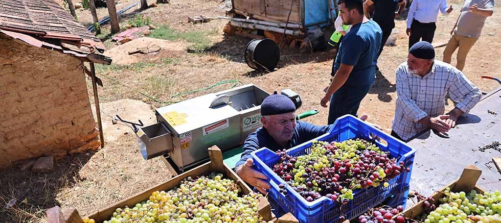 Büyükşehir’den üzüm üreticilerine makine desteği