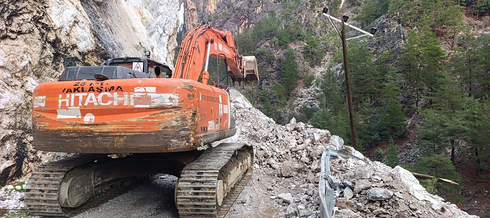 Büyükşehir ekiplerinden Alacami Yolu’nda heyelan çalışması