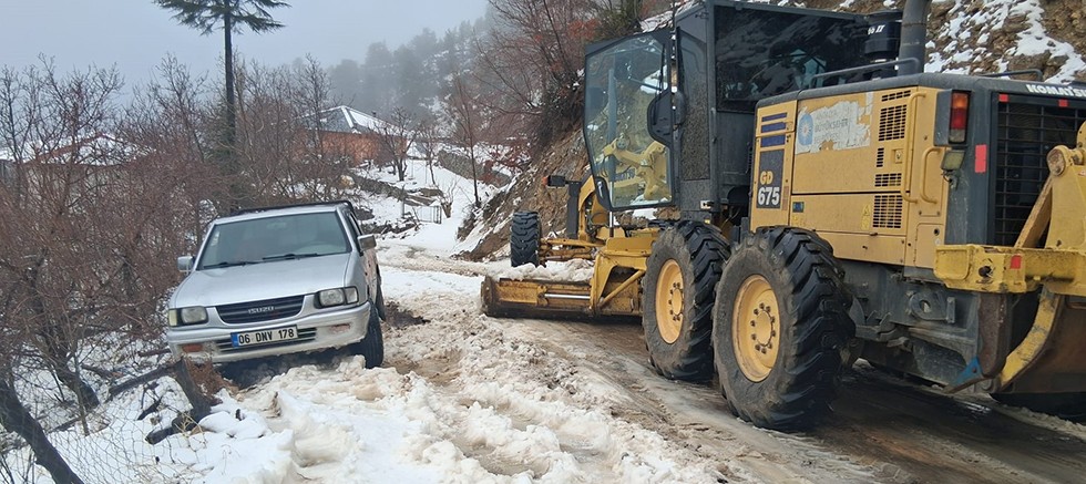 Büyükşehir ekiplerinin karla mücadelesi sürüyor