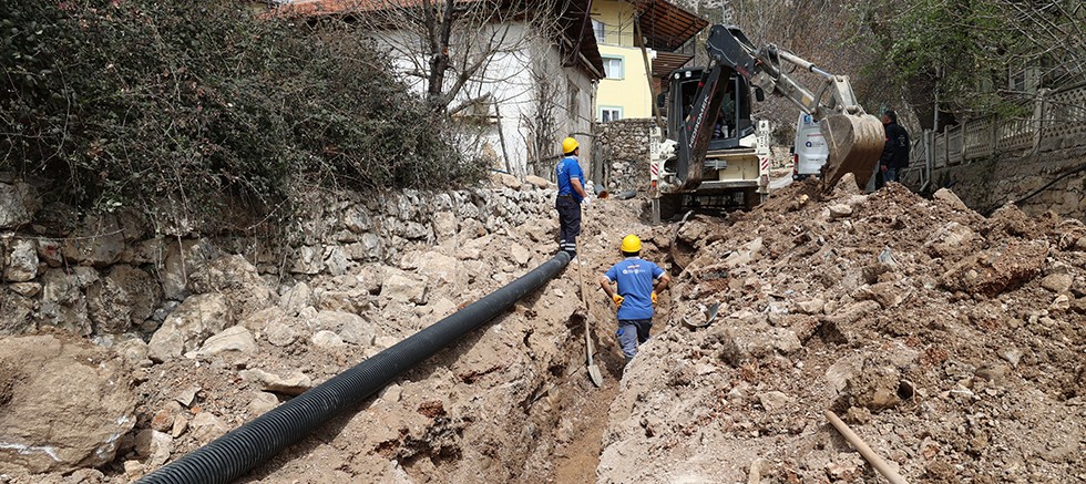 Büyükşehir Elmalı Toklular mahallesinin kanalizasyon hattını yenileniyor