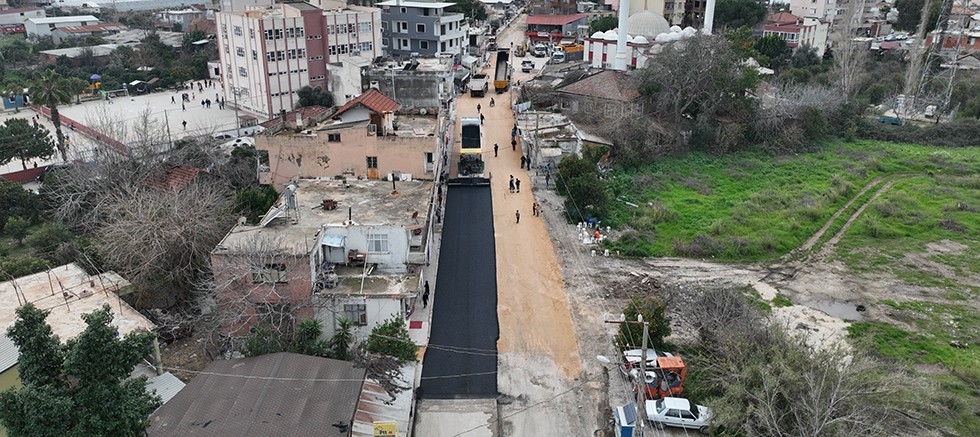 Büyükşehir Finike’nin ana arterlerini sıcak asfalt ile kaplıyor