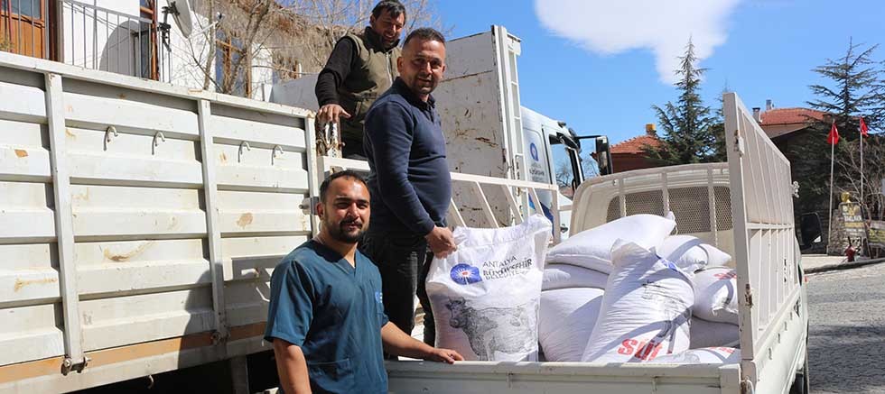 Büyükşehir’in üreticilere yem desteği sürüyor