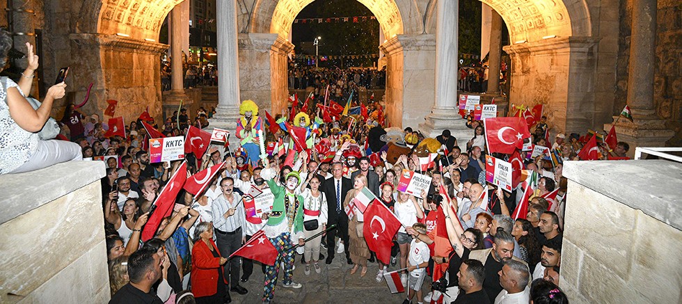 Büyüleyici kortej Kaleiçi’nde karnaval havası estirdi