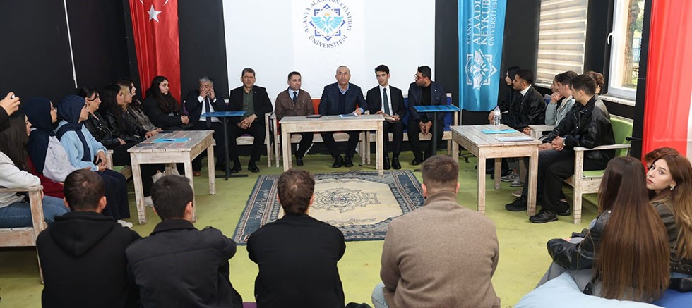 Çavuşoğlu, Akseki'de ALKÜ'lü öğrencilerle buluştu