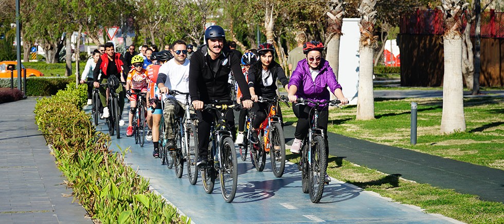 Cem Kotan ve Ailesi, Sahilde Bisiklet Turu Yaptı