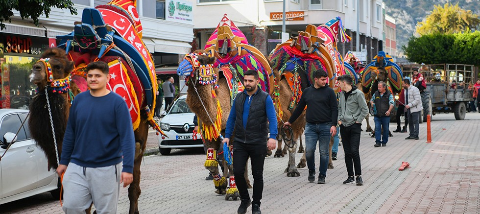 Demre’de Deve Korteji Festivale Renk Kattı