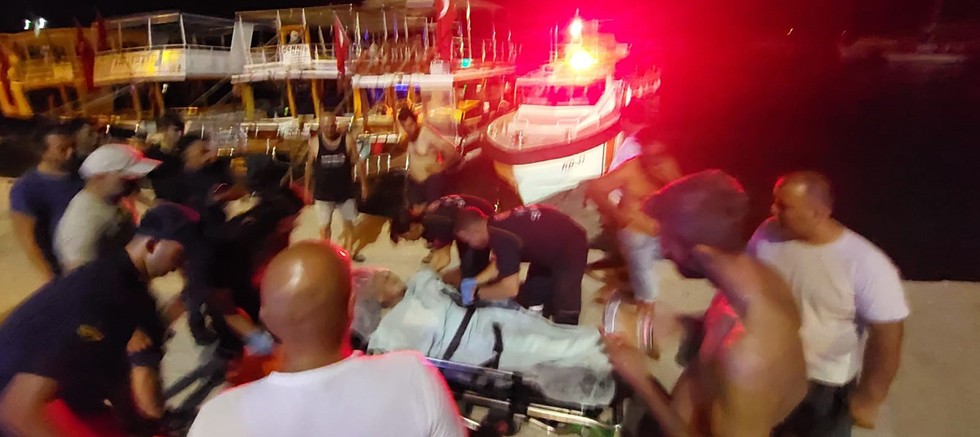 Demre'de kalp krizi geçiren şahıs Sahil Güvenlik botuyla kurtarıldı
