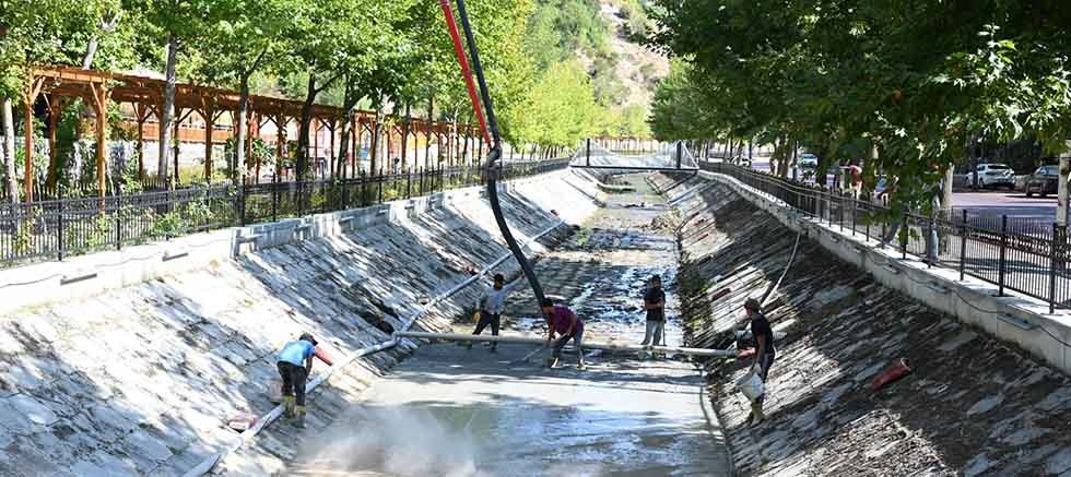 Dere tabanı baskı betonla kaplanıyor
