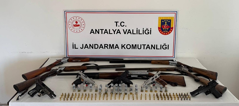 Döşemealtı İlçesinde ruhsatsız Silah Operasyonu