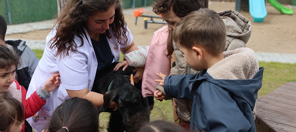 Döşemealtı’nda Hayvan Sevgisi Minik Kalplerde Büyüyor
