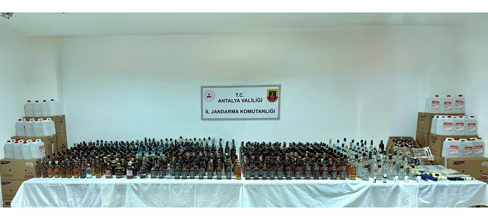 Döşemealtı'nda kaçak alkol operasyonu