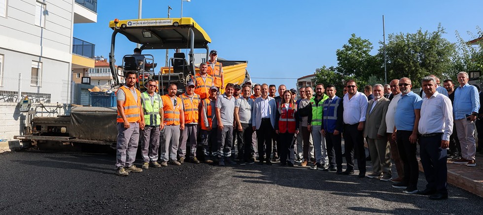 Döşemealtı Yeniköy’de altyapısı tamamlanan yollar asfaltlanıyor