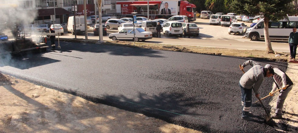 Elmalı Atatürk Caddesi’nde sıcak asfalt çalışmaları tamamlanıyor