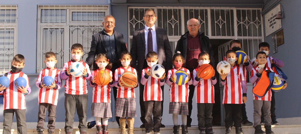 Elmalı’da 130 öğrenciye Antalyaspor forması hediye edildi