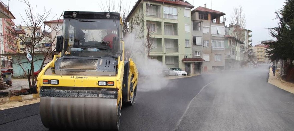 Elmalı’da sıcak asfalt çalışmaları sürüyor