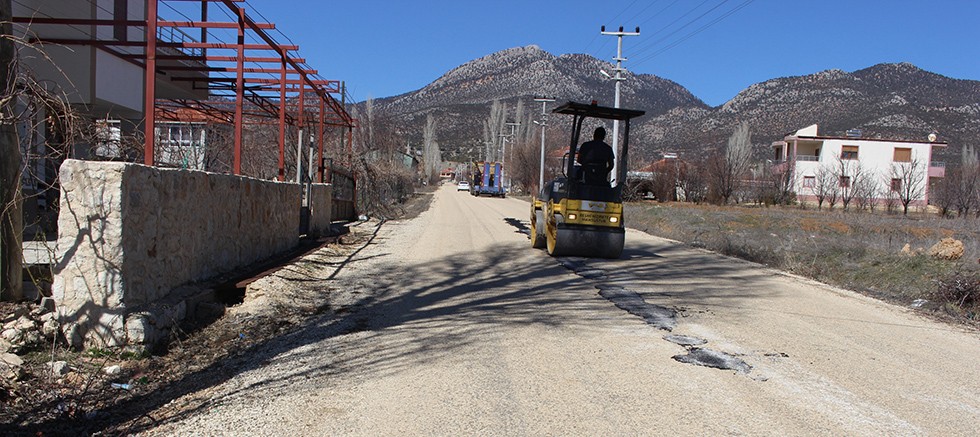 Elmalı’da zarar gören ve yıpranan yollar onarılıyor