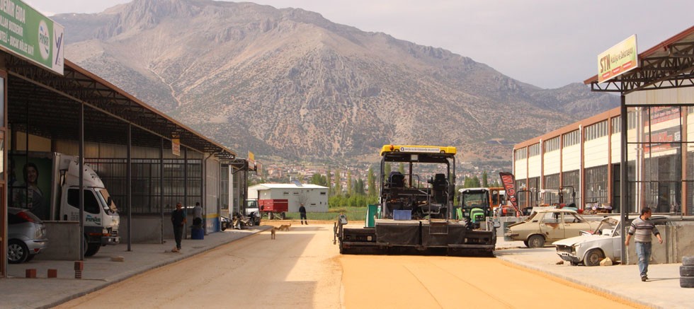 Elmalı Sanayi Sitesi’nin yolları sıcak asfaltla kaplandı