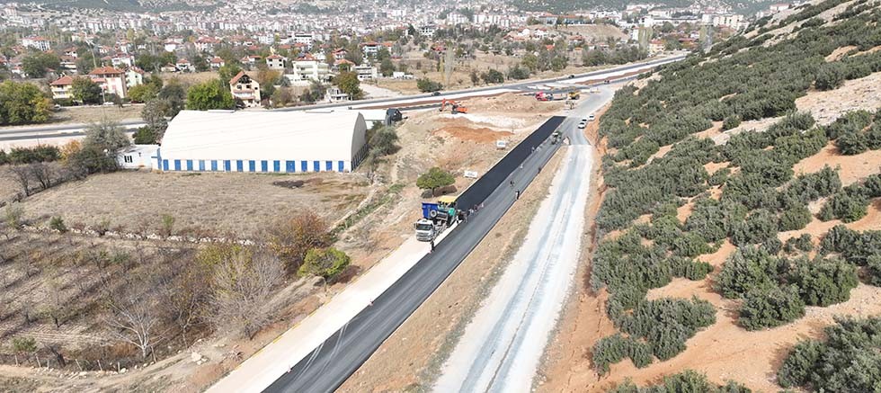 Elmalı Toptancı Hal yoluna sıcak asfalt