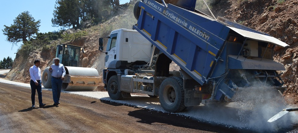 Elmalı Yuva Yayla Yolunda sathi asfalt çalışması