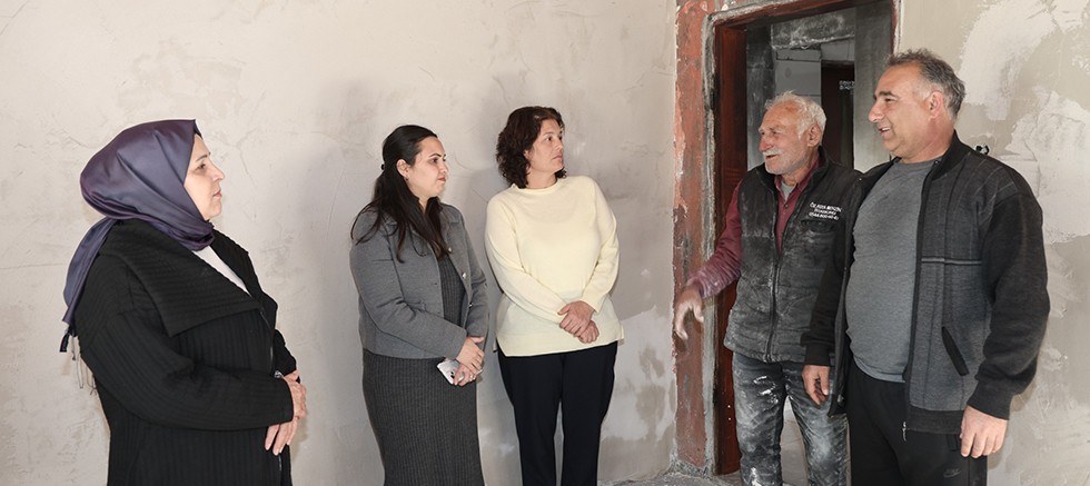 Emine Yıldırım, Çamköy'de evi yanan aileyi ziyaret etti