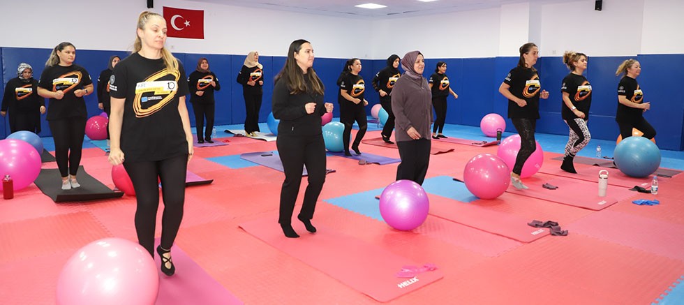 Emine Yıldırım, çocuklar ve kadınlarla spor  salonunda bir araya geldi