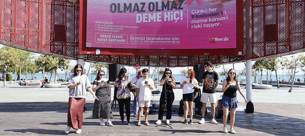 Erasmuslu gençlerden mini konser 