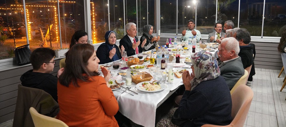 Finike Belediye Başkanı Mustafa Geyikçi, Mahalle Muhtarlarıyla İftar Yemeğinde Bir Araya Geldi