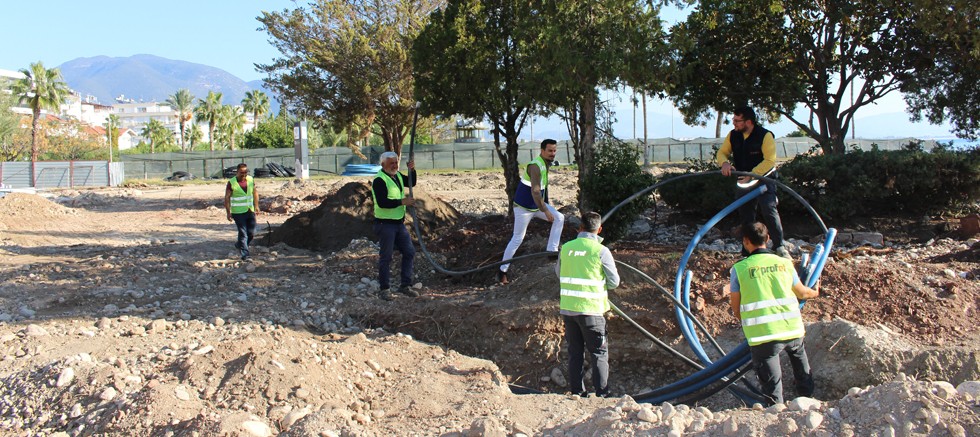 Finike Cumhuriyet Meydanı çalışmaları devam ediyor