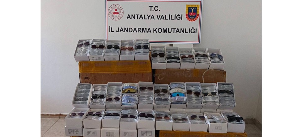 Gazipaşa'da 15 bin adet kaçak güneş gözlüğü ele geçirildi