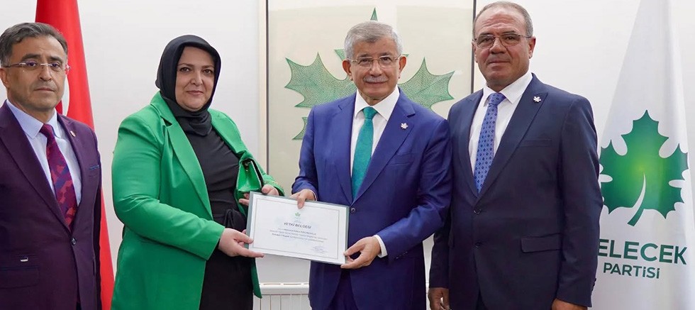 Gelecek Antalya güçleniyor! Yeni atananlara rozeti Davutoğlu taktı 