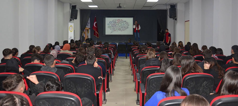 Gelecek Sizinle Gülecek Projesi ile Gençler Güvenli Yarınlara Hazırlanıyor