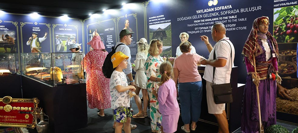 Gelenek müzede, turistler güreşte buluştu