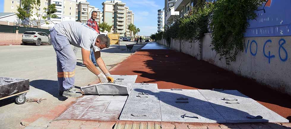 Güzeloba’da kaldırım çalışması