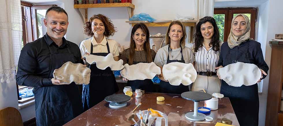 Hatice Çiçek'in ev sahipliğinde Side Kültür Evi'nde seramik buluşması