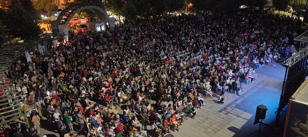 Hızırbey’de yıldızlar altında sinema keyfi