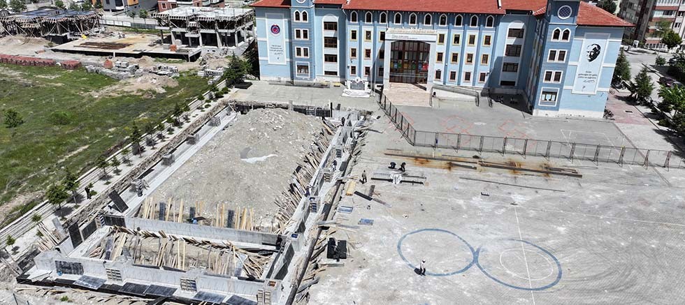 Isparta Belediyesi, 3 okula halı saha ve 1 okula kapalı spor salonu kazandırıyor