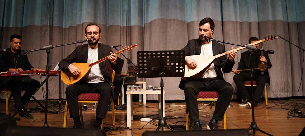 Isparta Yaşayan Miras Şöleni ikinci gün akşamı Salih Gündoğdu ve Eren Can Yıldız sahne aldı