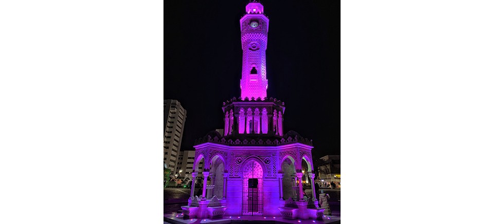 İzmir Saat Kulesi mor renkle aydınlandı