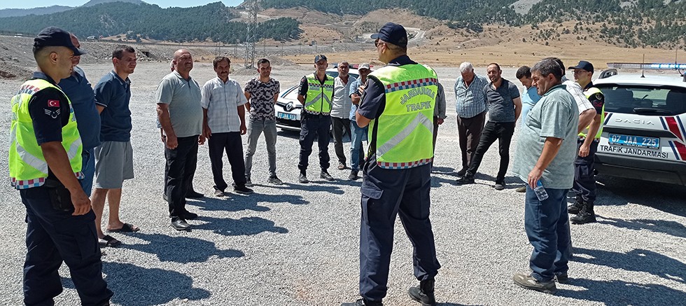 Jandarmadan köylü ve çobanlara güvenli trafik eğitimi
