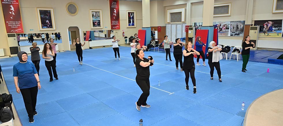 Kadınlar zumba ile hem spor yapıyor hem sosyalleşiyor