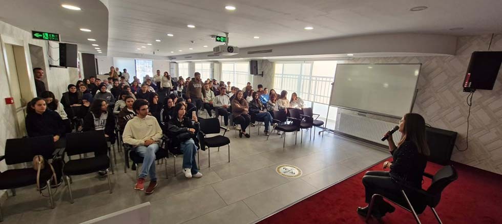 Kariyer Günleri'nde gençlere eczacılık mesleği anlatıldı