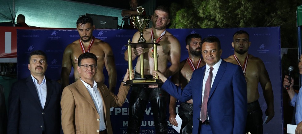 Kaş Belediyesi 2. Yağlı Güreşleri başpehlivanlığını İsmail Balaban kazandı