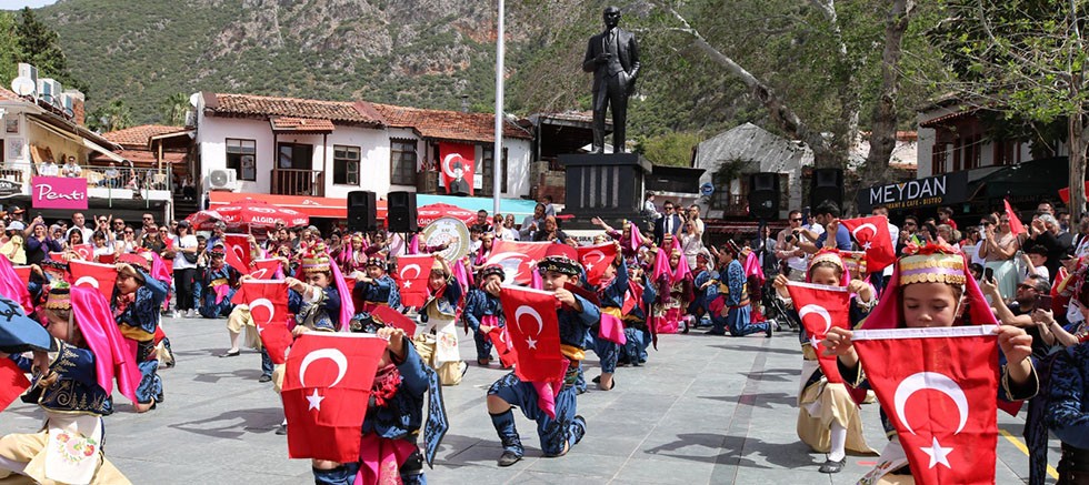 Kaş’ta 23 Nisan Ulusal Egemenlik ve Çocuk Bayramı törenle kutlandı